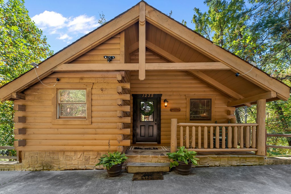 Photo 1 of Single family home for sale at 1235 Honeysuckle Ln, Sevierville, TN 37876 | MLS# 3626446 | Listing updated on 2026-10-25