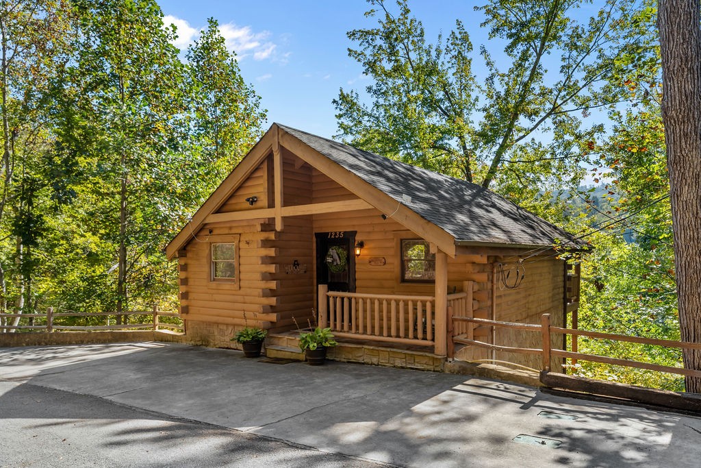 Photo 1 of Single family home for sale at 1235 Honeysuckle Ln, Sevierville, TN 37876 | MLS# 3626446 | Listing updated on 2026-10-25