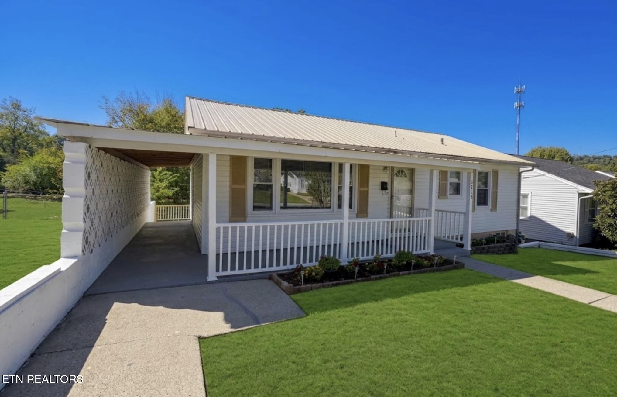 Photo 1 of Single family home for sale at 3215 Barton St, Knoxville, TN 37917 | MLS# 3626437 | Listing updated on 2026-10-24
