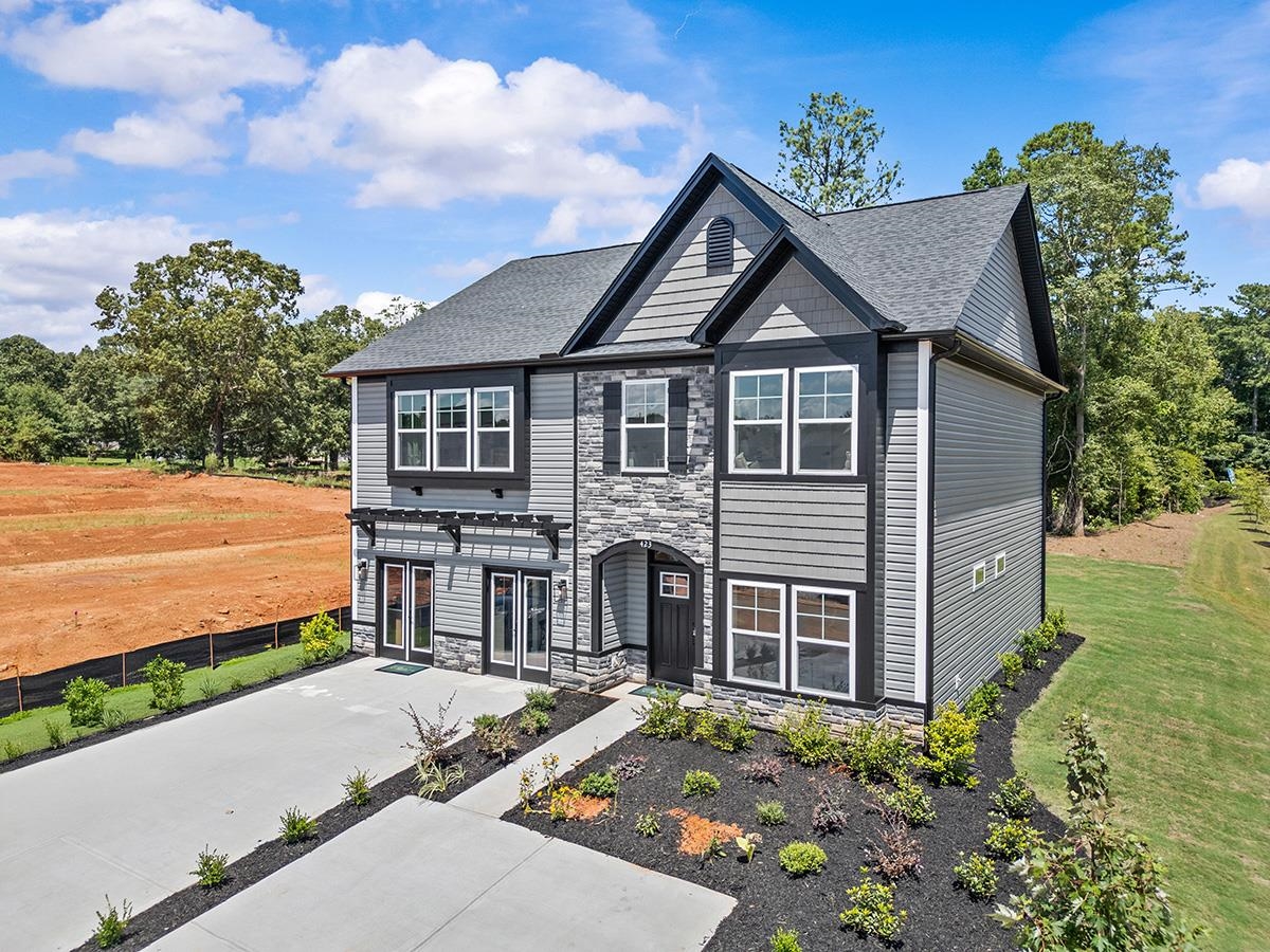 Photo 2 of Single family home for sale at 423 Barbican Pl, Greenville, SC 29605 | MLS# SPN342560 | Listing updated on 2026-10-07
