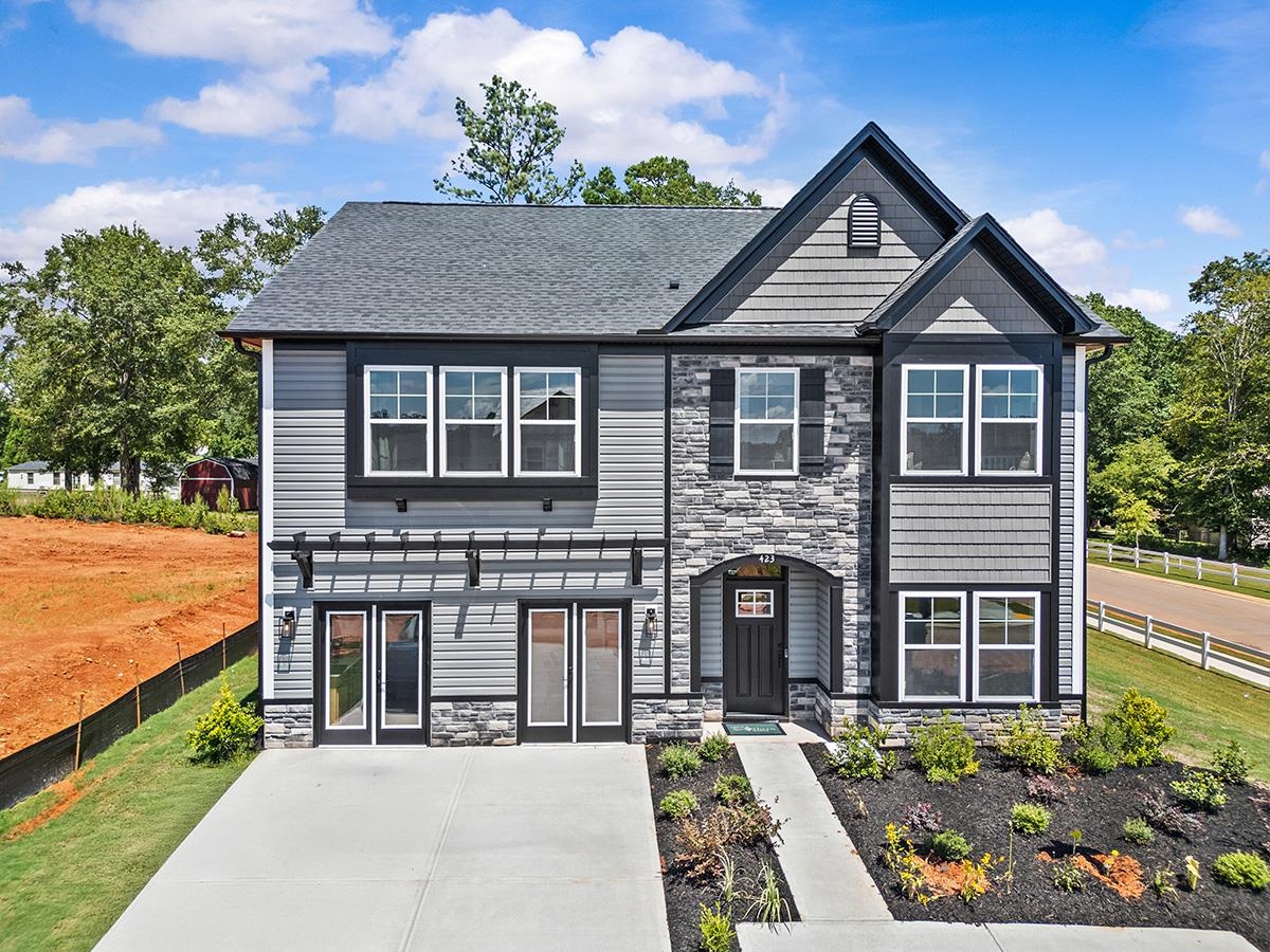 Photo 3 of Single family home for sale at 423 Barbican Pl, Greenville, SC 29605 | MLS# SPN342560 | Listing updated on 2026-10-07